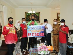 Lepas Tujuh Atlet Agam ke PON Papua, Bupati Serahkan Uang Saku