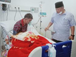 Kondisi Memburuk Pasca Operasi, Budi Warman Dijenguk Bupati Agam