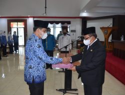 Serahkan SK Pengangkatan PNS, Ini Pesan Bupati Agam