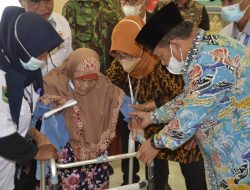 Bupati Agam Serahkan Alat Bantu Bagi Penyandang Distabilitas