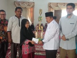 Bupati Agam Serahkan Hadiah Kepada Juara MTQ Online II