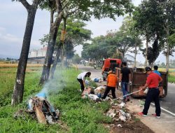 Jajaran Kecamatan Ampek Angkek Bersihkan Sampah di Jalan Batang Aia Katiak
