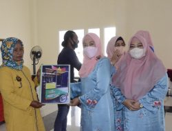 LKKS Agam Serahkan 10 Gerobak Dorong Dari Perantau IJP Untuk Pedagang
