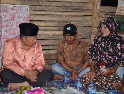 Sahur di Rumah Warga, Bupati Agam Salurkan Bantuan Bedah Rumah
