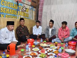 Sahur Bersama di Rumah Warga, Bupati Agam Serahkan Bantuan Rehab RTLH