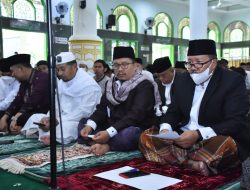 Meski Cuaca Kurang Mendukung, Salat Ied di Masjid Agung Nurul Falah Khidmat