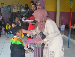 Ny Yenni Hadiri Wisuda Paud Harapan Bunda Cacang Tinggi