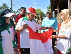Semarakkan HUT RI ke-77, Bupati Agam Bagi-bagi Bendera Merah Putih pada Masyarakat