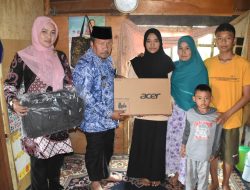 Dapat Bantuan Laptop dan Sembako dari Bupati Agam, Wisna Aroza Menangis