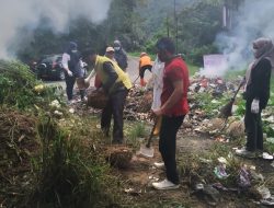 Sinergi Tilatang Kamang-Palupuah, Bersihkan Tumpukan Sampah di Kelok Dalam