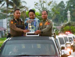 Piala Terbaik I Lomba Pangan Aman Nasional yang Diraih Nagari Bayur Diarak