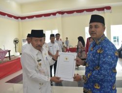 Bupati Agam Serahkan SK Kenaikan Pangkat 213 PNS