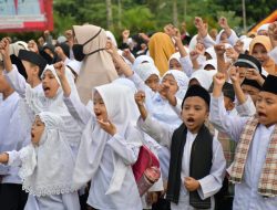 Shalawat dan Tangis Haru Warnai Kedatangan UAS di Lawang