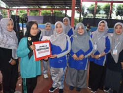 Ny Yenni Serahkan Hadiah Pemenang Lomba Jambore Kader Posyandu&nbsp;