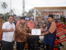 Bupati Agam Salurkan Bantuan Alsitan Kepada Masyarakat Palembayan