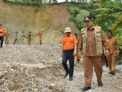 Tinjau Tebing TPU yang Longsor, Bupati Agam : Akan Segera Ditangani