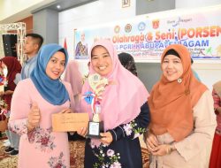 Bunda PAUD Agam Serahkan Trophy Juara Porseni IGTK- PGRI Kabupaten Agam.