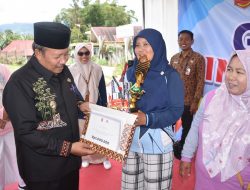 Bupati Agam Serahkan Hadiah Kader Posyandu Terbaik di Sungai Pua