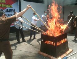 Kejari Agam Musnahkan Barang Bukti 57 Perkara Kejahatan