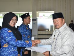 Bupati Agam Serahkan 231 SK Kenaikan PNS Tahap II