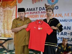 Mainkan Dendang Saluang, Siswa SMPN 1 IV Koto Terima Hadiah dari Bupati Agam