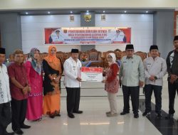 Ringankan Beban Penyandang Disabilitas, Bupati Agam Salurkan Bantuan Atensi