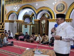 Bersafari ke Masjid Ummil Qura Bancah, Bupati Agam Salurkan Bantuan Rp15 juta