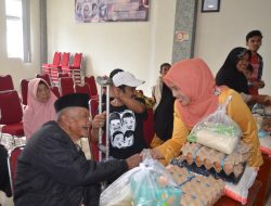 LKKS Agam Serahkan Sembako Untuk Lansia dan Disabilitas