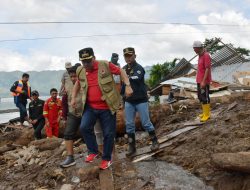 Bupati Agam dan Ketua PKK Kunjungi Posko Sekaligus Tinjau Lokasi Longsor
