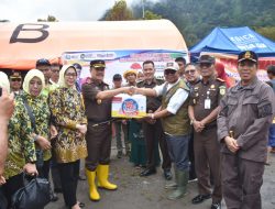 Kajati Sumbar Salurkan Bantuan Untuk Korban Bencana di Tanjung Raya
