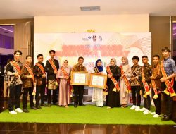 Bupati Agam dan Ketua TP-PKK Agam Terima Penghargaan Ayah Bunda Genre 2023