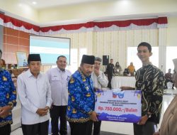Bupati Agam Serahkan Beasiswa Program Agam Maju Generasi Pintar Tahun 2023