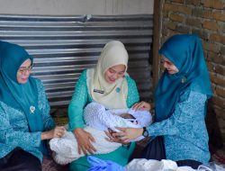 Tempuh Hujan Badai, Ny Yenni Andri Warman Kunjungi Anak Penderita Bibir Sumbing di Sungai Pua.