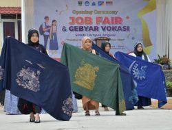 Tertarik Batik SMKN 1 Ampek Angkek, Bupati Agam Bakal Jadikan Sebagai Seragam ASN