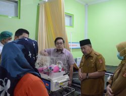 Bupati Agam Jenguk Anak Penderita Kekurangan Gizi