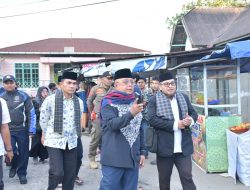Menunggu Waktu Buka, Sekda Agam Ngabuburit di Pasar Pabukoan Koto Tuo
