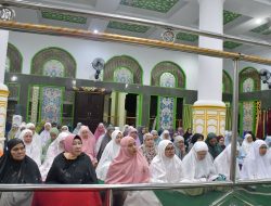 Ketua TP PKK Agam Tarawih Perdana di Masjid Agung Nurul Falah