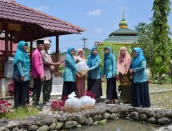 TP PKK Agam Salurkan Bibit Ikan ke Rumah Tahfidz Ummu Salamah