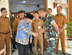 Kunjungi Agam, Danlanud Tinjau Lapangan Avro Anson Gadut