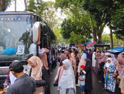 Ribuan Masyarakat Padati Jalan di Belakang Balok
