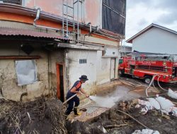 Tim Damkar Agam Bantu Bersihkan Material Banjir Bandang Lahar Dingin