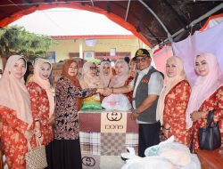 Sekda Agam Terima Bantuan DWP Bukittinggi ,Bantu Korban Bencana Banjir Bandang