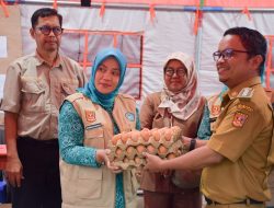 Sambangi Pengungsi, TP PKK Agam Tinjau Lokasi Bencana-Salurkan Bantuan