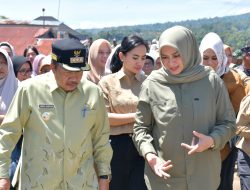 Wujud Duka Mendalam, Istri Panglima TNI Kunjungi Lokasi Bencana di Agam