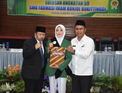 Menjadi Lulusan Terbaik, Dwirama Oktaria Dapat Beasiswa dari Bupati Agam 