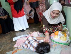Melihat Kondisi Warga, Ketua TP PKK Agam Kunjungi Anak Sakit di Garagahan