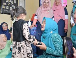 Tinjau Layanan di Posyandu Sakinah, Ketua PKK Agam Ikut Berikan Imunisasi Polio