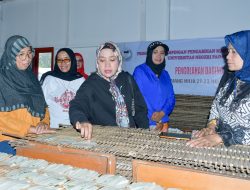 Ketua TP-PKK Agam Tinjau Usaha Kerupuk Kamang 25 Rasa di Nagari Kamang Hilia