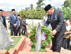 Beri Penghormatan Pada Pejuang Perang Kamang, Bupati Agam Tabur Bunga di TMP