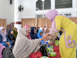 Trauma Healing di Lokasi Bencana, Ketua PKK Agam Motivasi Para Korban di Masa Sulit